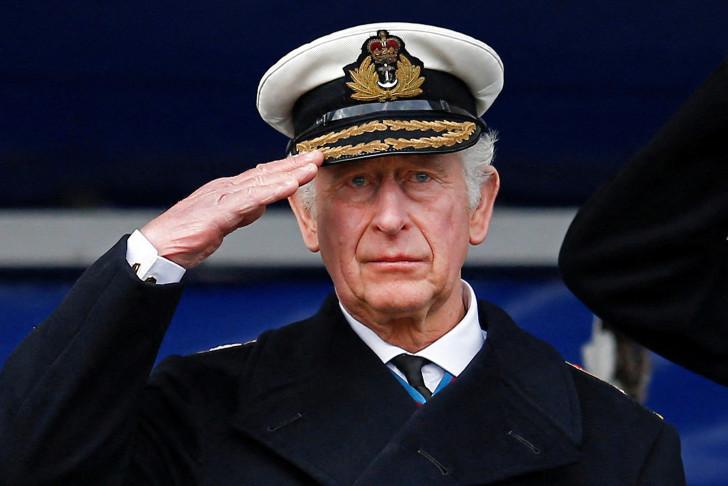 Photo de Charles III saluant